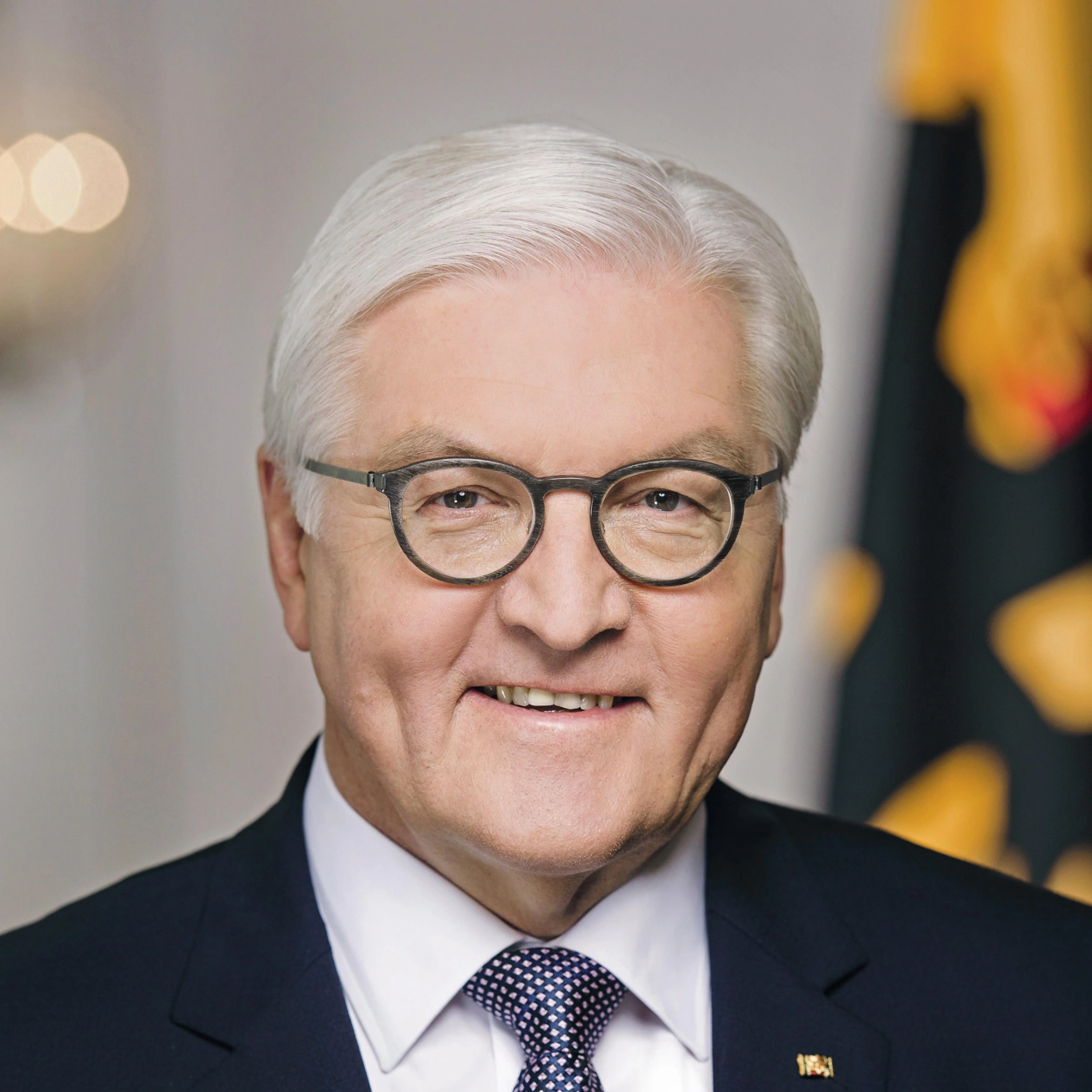 One picture shows an official portrait of Federal President FRank Walter Steinmeier at the "30 Years of German Unity" event.