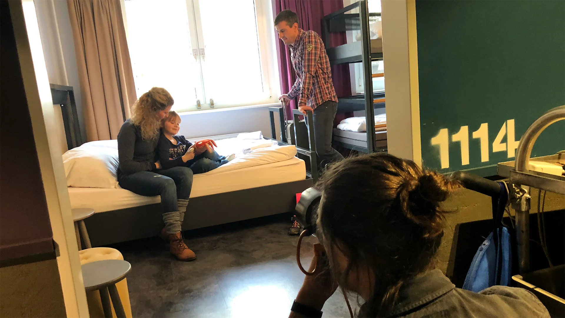 Ein Bild zeigt eine Familie im Zimmer für a&o Hostels Berlin.