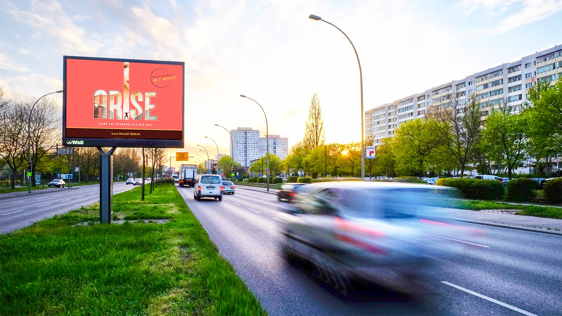 Ein Bild zeigt das Poster der Grand Show "Arise" des Friedrichstadtpalast an einem Billboard.