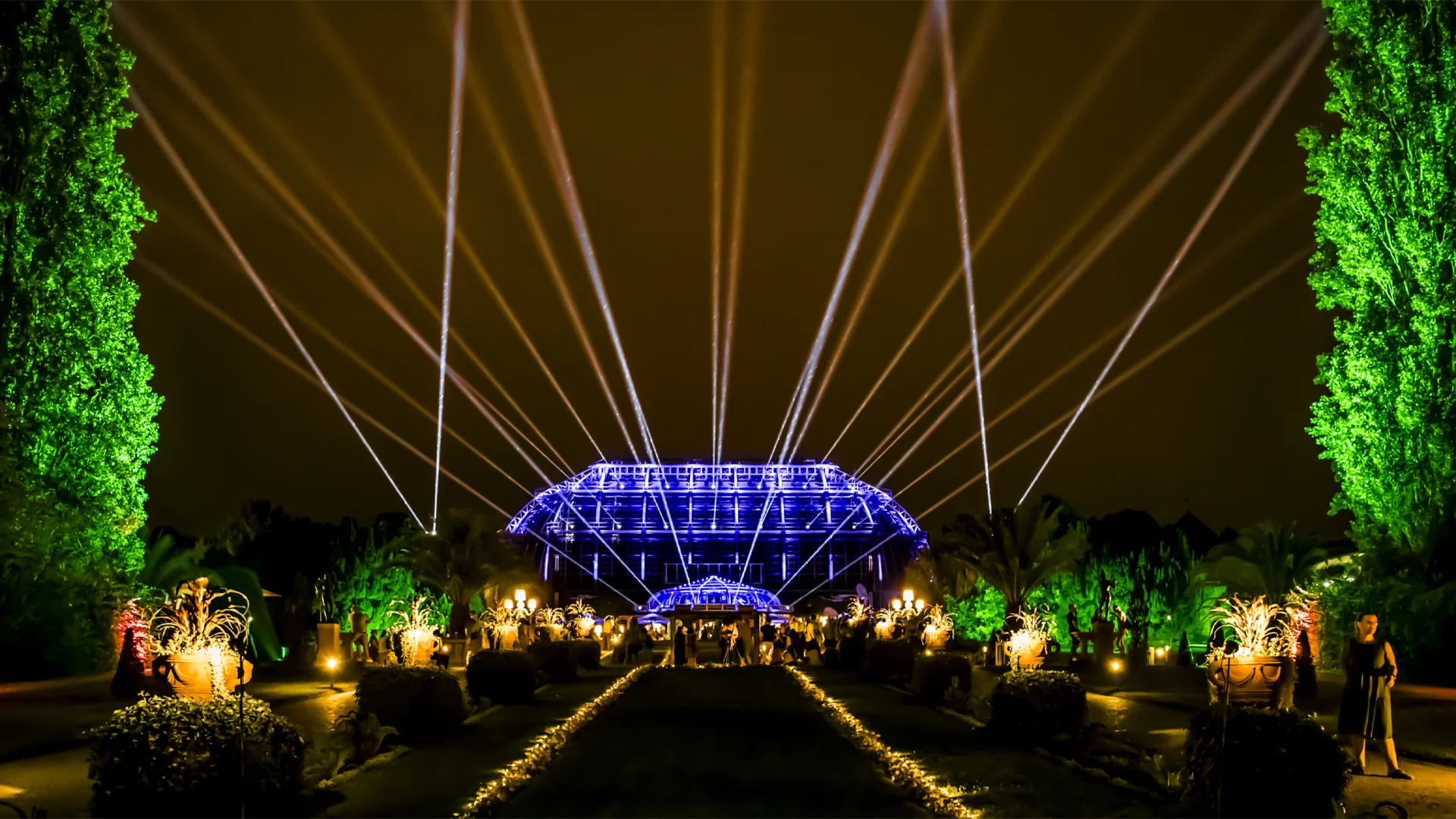 Ein Bild zeigt die Botanische Nacht am Abend im Botanischen Garten Berlin.