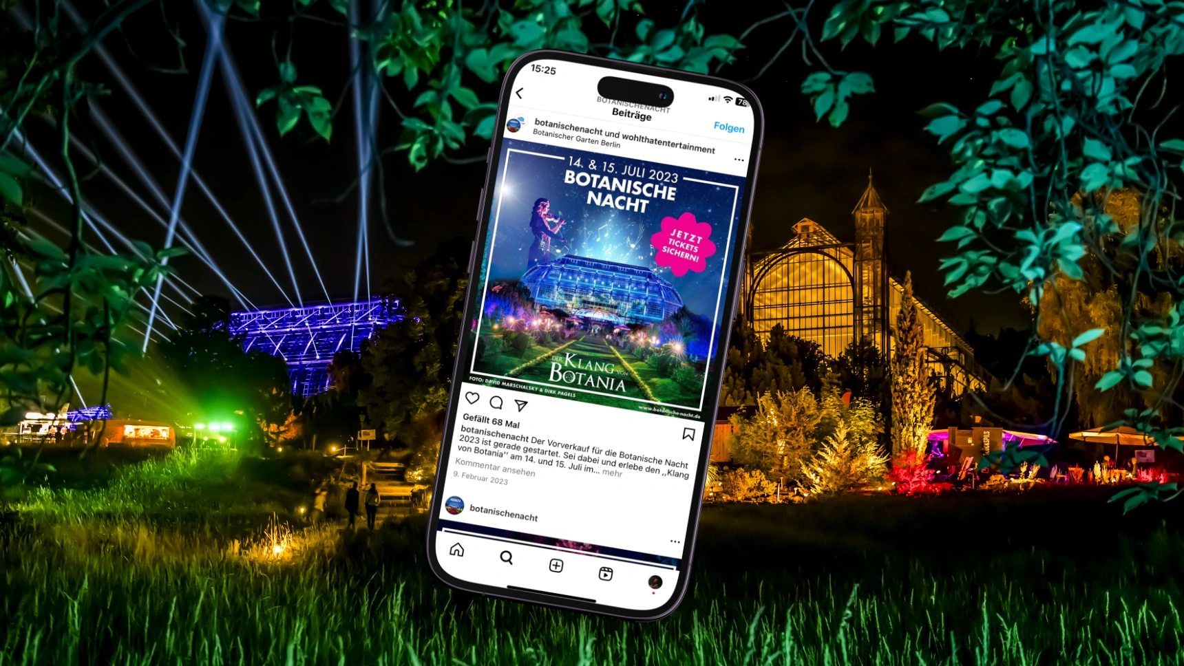 A picture shows the Botanical Night in the Botanical Garden Berlin and in the middle a smartphone with an Instagram post about the Botanical Night 2023.