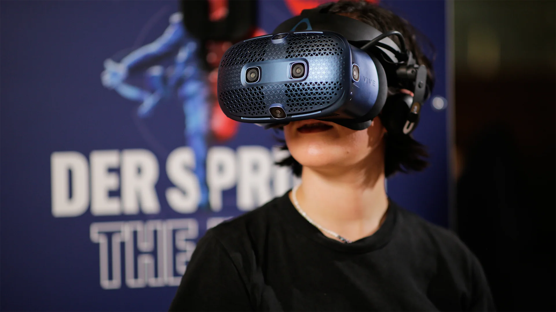 A picture shows a person wearing virtual reality glasses in the Cold War Museum Berlin.