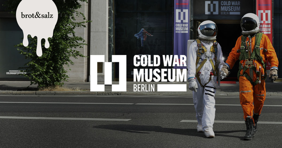 Ein Bild zeigt einen Astronaut vor dem Cold War Museum Berlin.