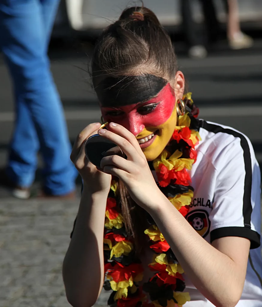 Ein Bild zeigt einen deutschen Fußball Fan bei "Die Meile" der Fanmeile am Brandenburger Tor in Berlin.