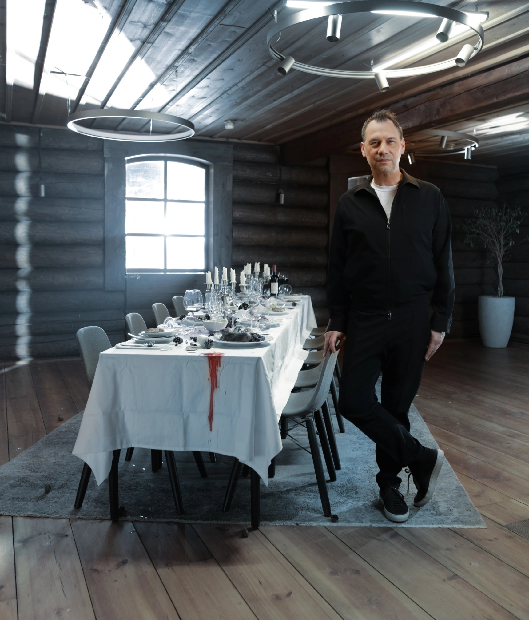 A picture shows Sebastian Fitzek in front of a laid table.