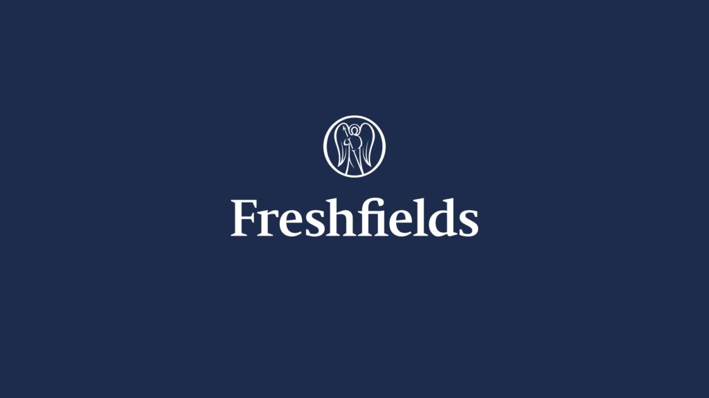 Ein Bild zeigt das Logo von Freshfields in blau.