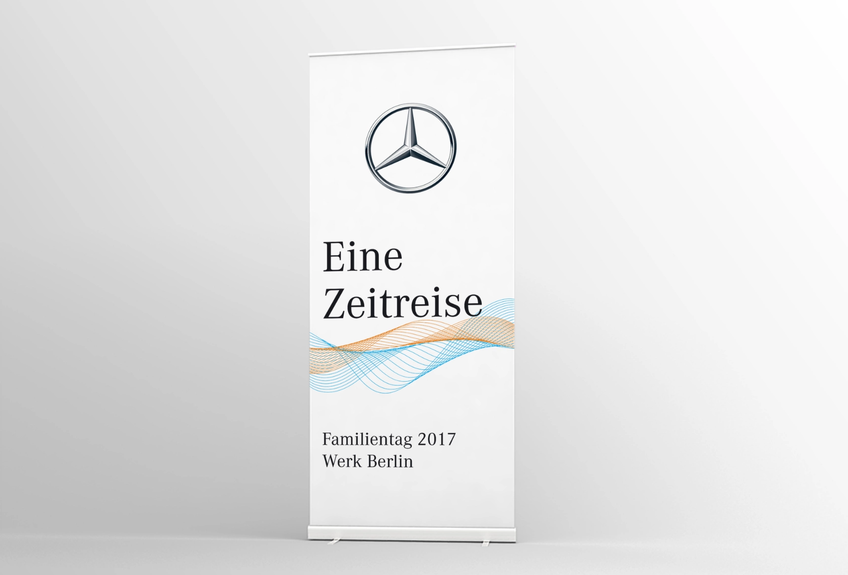 Ein Bild zeigt einen Banner des Familientag von der Mercedes Benz AG im Werk Berlin.