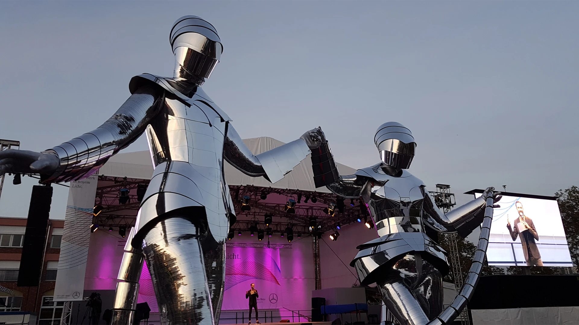 Ein Bild zeigt den Mercedes Benz Opener Roboter beim Familientag der Mercedes Benz AG im Werk Berlin.