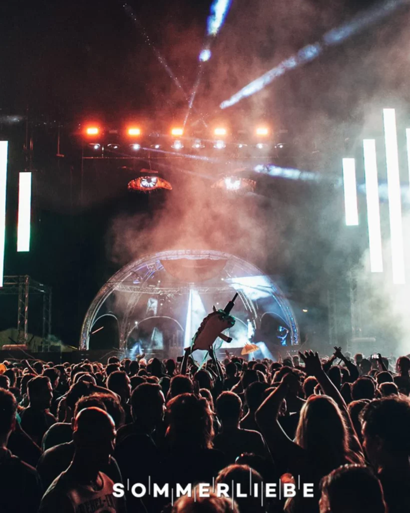 Ein Bild zeigt Menschen vor der Bühne beim Sommerliebe Festival in Nürnberg.