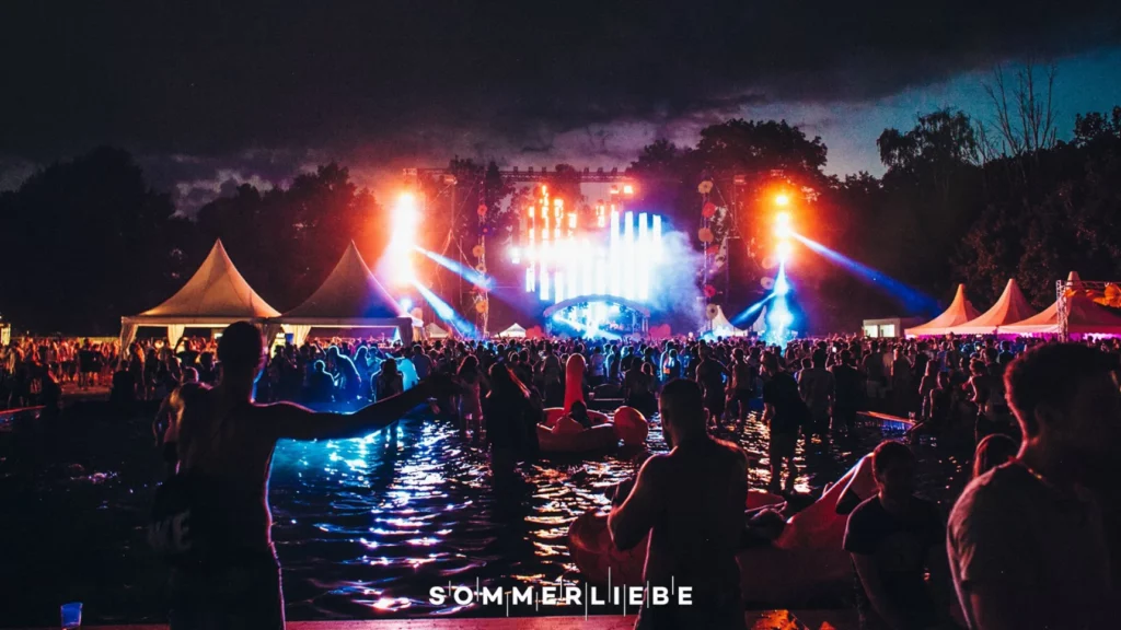 Ein Bild zeigt das Sommerliebe Festival, Nürnbergs größtes Festival für elektronische Musik.