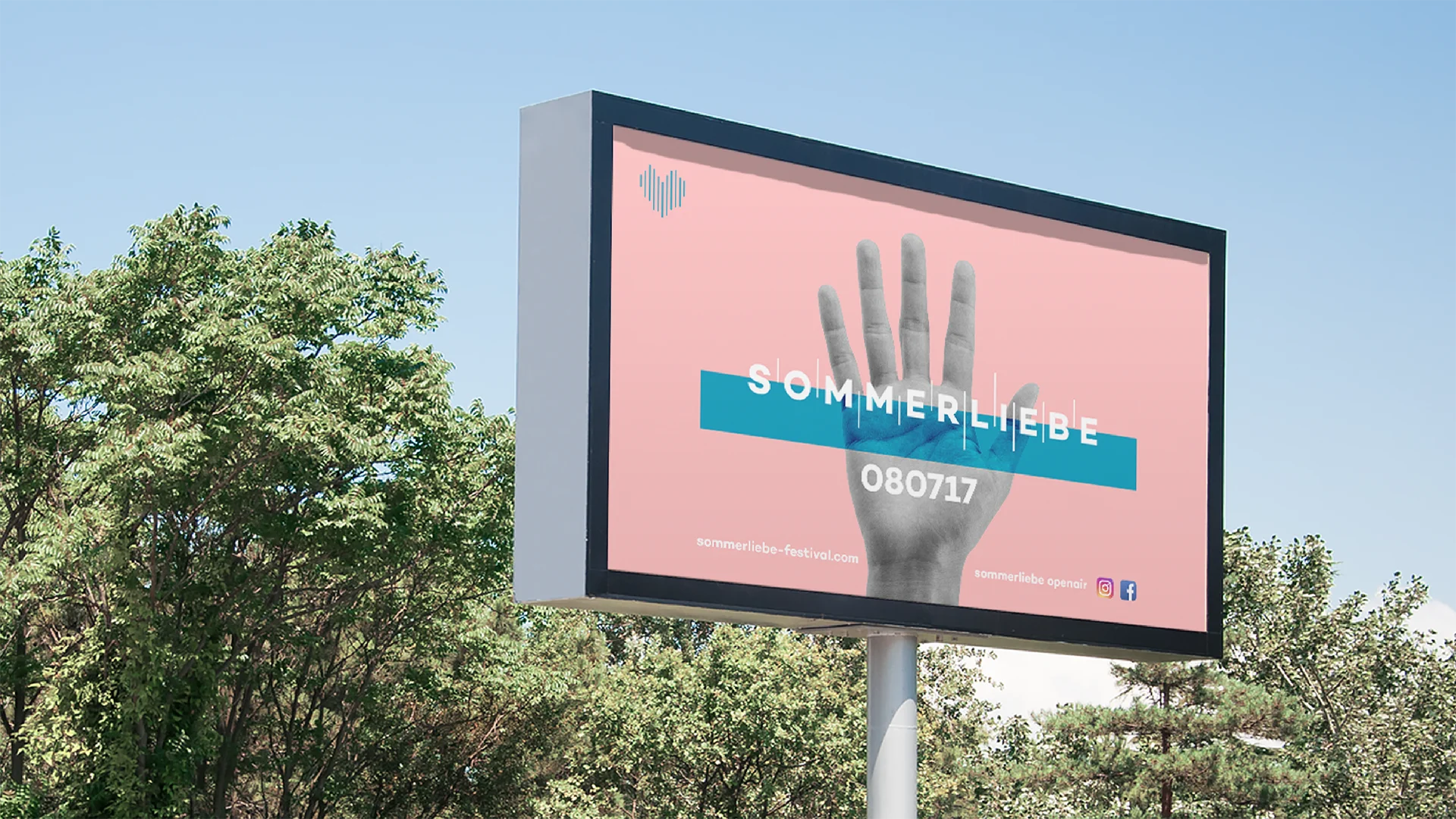 Ein Bild zeigt ein Billboard mit dem Poster des Sommerliebe Festival in Nürnberg.