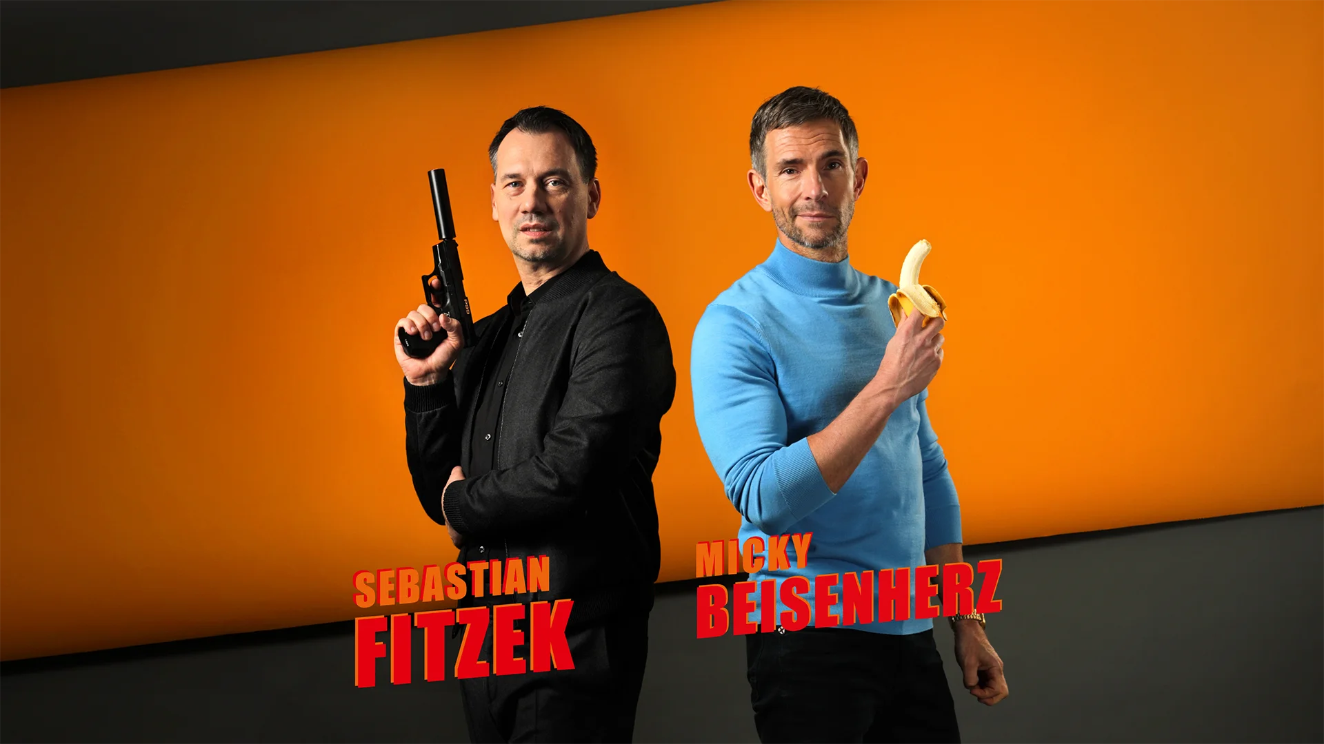 Ein Bild zeigt Sebatsian Fitzek und Micky Beisenherz als Cover für das Buch "Schreib oder Stirb - Der Buchraub."
