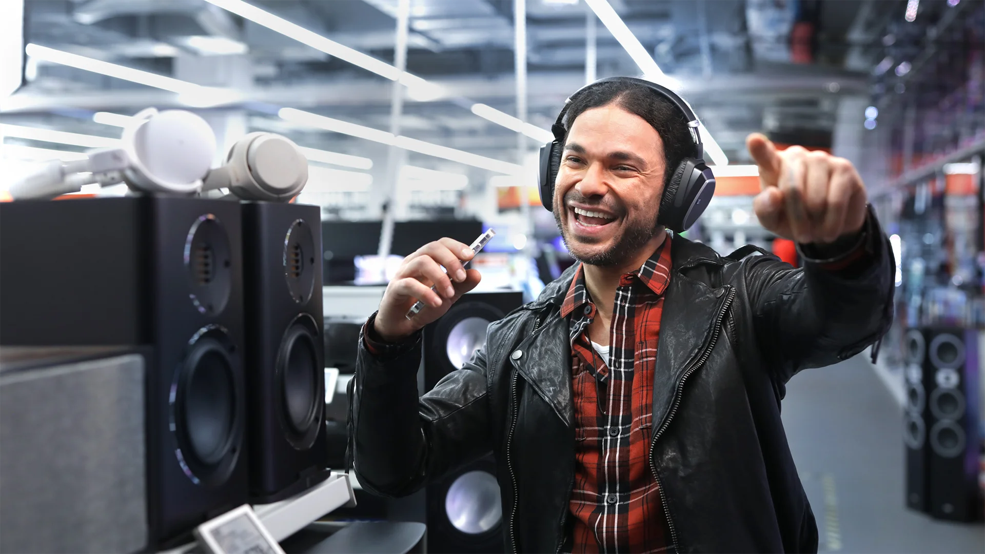 A picture shows a man with headphones in the Spandauer Arcaden shopping center.