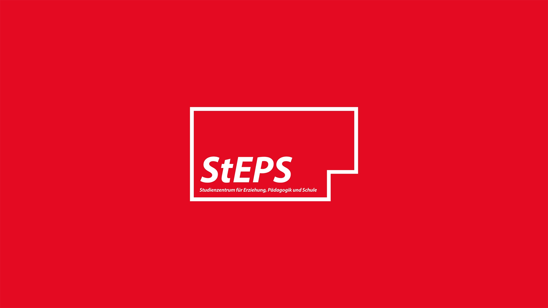 Ein Bild zeigt das große rote Logo von StEPS, der berufsbegleitende Weiterbildung der Berliner Senatsverwaltung für Bildung, Jugend