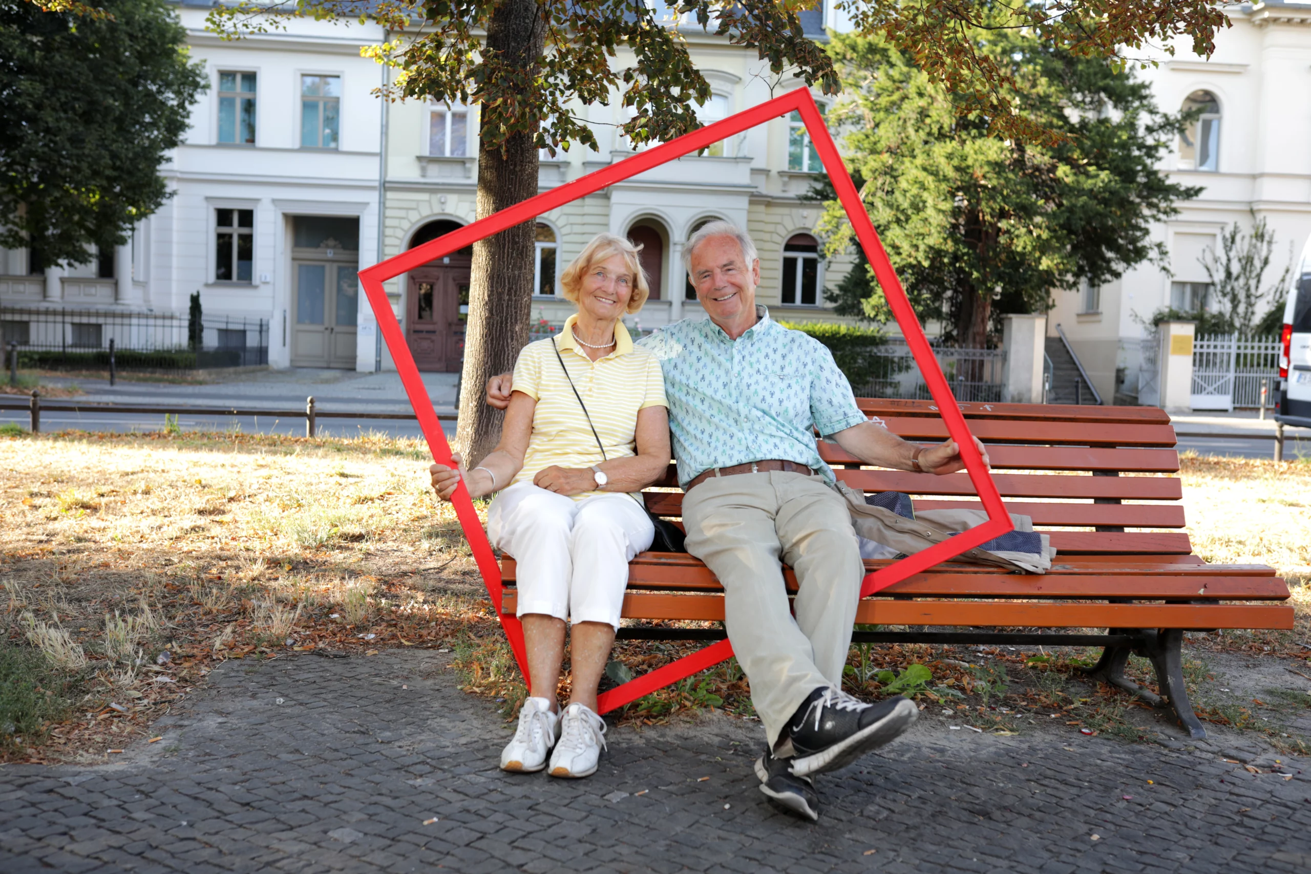 One picture shows an elderly couple in a red frame on German Unity Day.