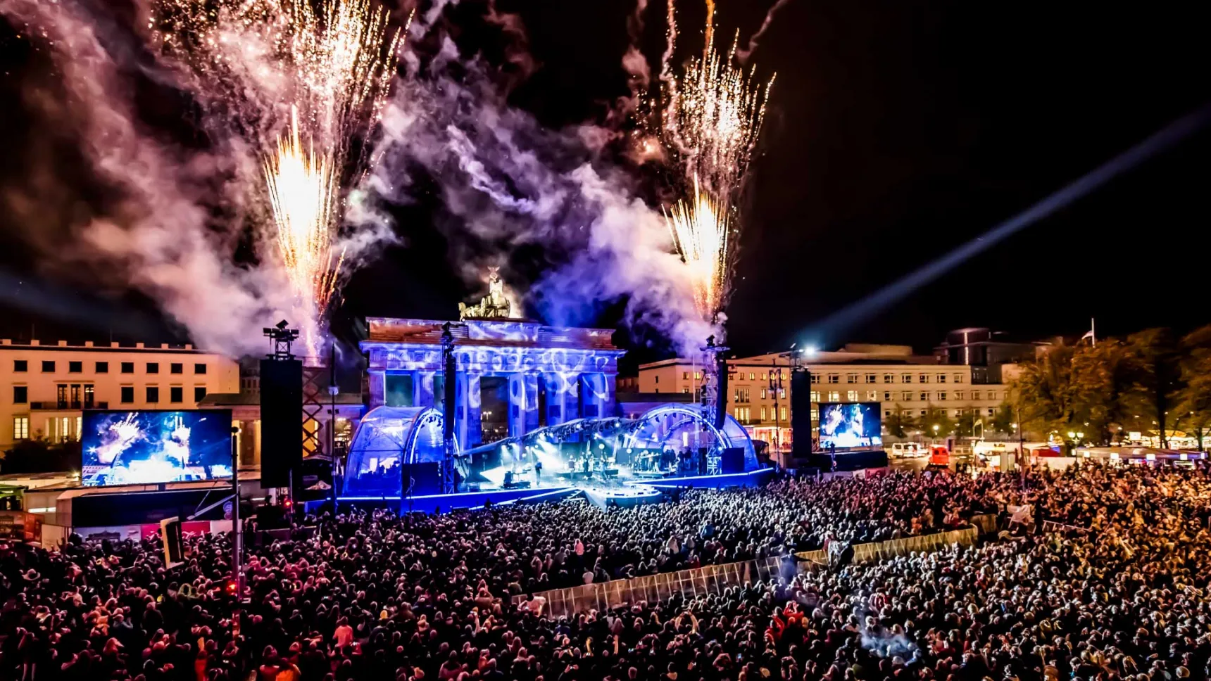 Ein Bild zeigt die blaue Bühne am Tag der deutschen Einheit in Berlin am Brandenburger Tor