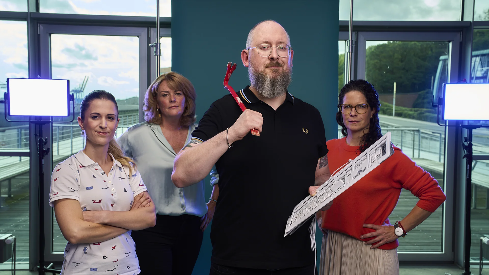 Ein Bild zeigt drei Frauen und Einen Mann bei einem Videodreh/Fotoshooting.