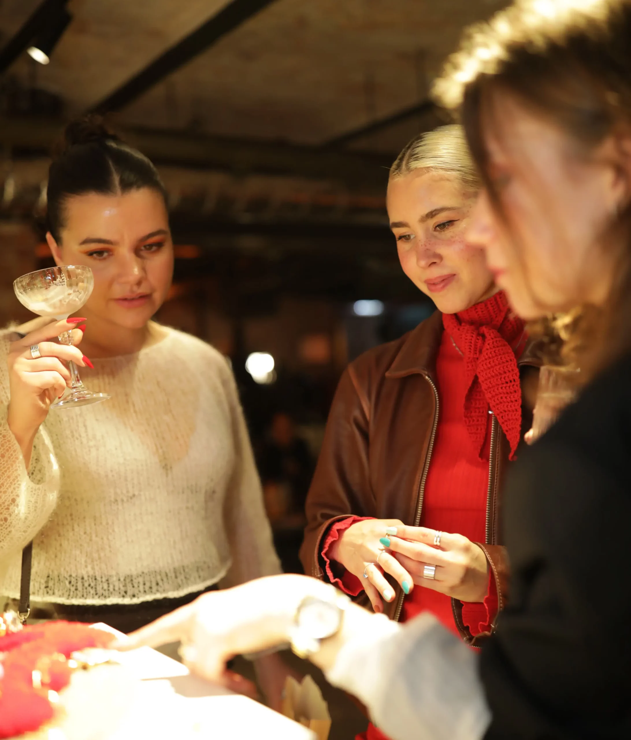 Ein Bild zeigt Frauen beim anprobieren von Schmuck auf dem Wempe Pop Up Event.