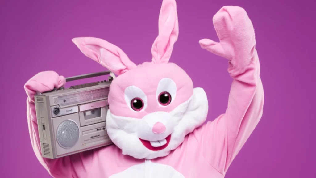 Ein Bild zeigt ein pinkes Hasenkostüm mit tragbarem Radio für Kampagne "Sexy Toilets im Blitzlicht" von wölkchen - der frische Toilette.